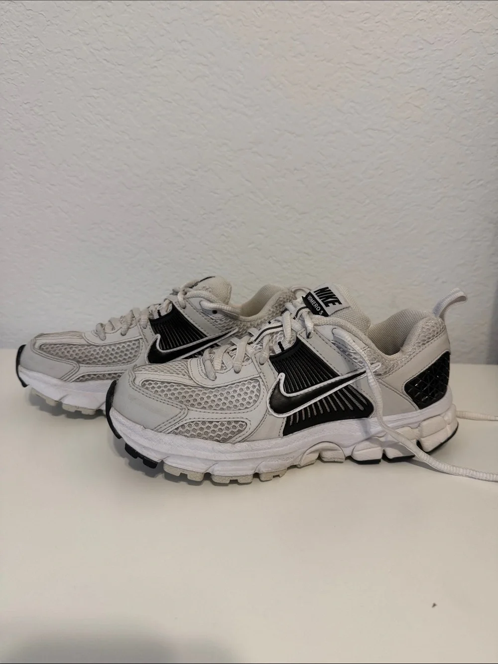 Nike Kids Zoom Vomero 5 - White, Gray & Black - Size 3Y
